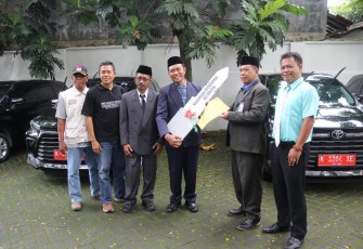 Mobil operasional kecamatan saat diserahkan kepada pihak kecamatan.