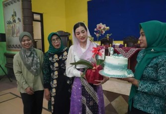 Ketua Tim Penggerak PKK Kabupaten Trenggalek, Novita Hardini, SE., ME., saat memberikan pelatihan budidaya Anggrek kepada Generasi Z di Kecamatan Watulimo, Minggu (26/11/2023)