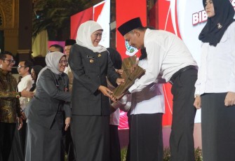 Penyerahan SK PPPK Formasi Tahun 2022 oleh Gubernur Jawa Timur Khofifah Indar Parawansa di Graha Unesa, Senin (21/8).