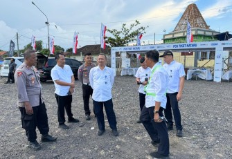 Direktur Transportasi Danau, Sungai, dan Penyeberangan Lilik Handoyo saat melakukan peninjauan di Pelabuhan Gilimanuk, Jembrana, Bali Selasa (26/12)