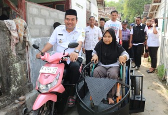Bupati Blora Arief Rohman bersama Vea menaiki motor modifikasi.