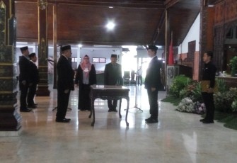 Bupati Tulungagung, Drs Maryoto Birowo, saat melantik dan mengambil sumpah jabatan Administrator dan jabatan Pengawas di lingkungan Pemerintah Kabupaten Tulungagung, di Pendopo Kongas Arum Kusumaningbongso, Rabu (15/03/2023).