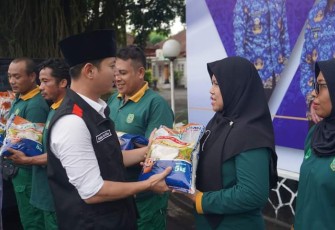 Bupati Trenggalek Mochamad Nur Arifin Berikan Bantuan Sembako 