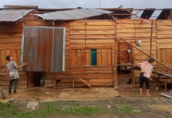 Kondisi Kios setelah diterjang Puting beliung di SD Hole, Tapsel.