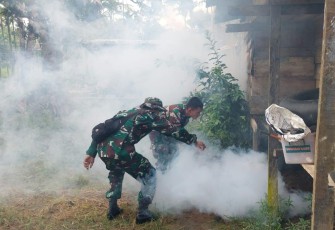 Konsistensi Satgas Yonif 143/TWEJ Bantu Masyarakat Berantas Malaria