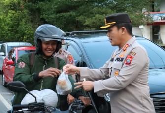 Kapolres Simalungun saat Bagi-bagi Takjil Pada Pengendara