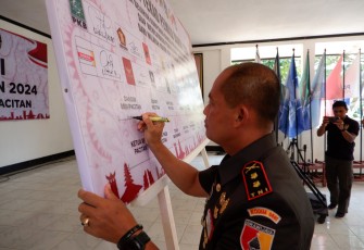 Komandan Kodim Letkol Inf Roliyanto S.I.P.,M.I.P Saat Menandatangani Deklarasi Damai 