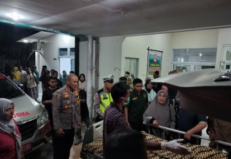 Kapolres Aceh Timur saat Antar Jenazah Korban Kecelakaan di Peudawa ke Rumah Duka