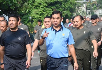 Dankoharmatau Hadiri Apel Garnisun Semester II dan Olahraga Bersama TNI-Polri
