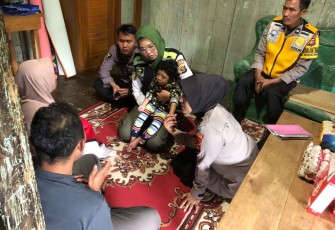 Dokkes Polres Pagar Alam saat Berikan Bantuan