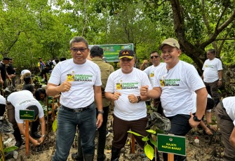  Rimbawan dan Jaksa Tanam Pohon Mongrove 