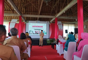 Bupati Trenggalek, Mochamad Nur Arifin, saat paparan Musrenbang Tahun 2023, dalam rangka penyusunan rencana kerja pembangunan daerah (RKPD) Tahun 2024, di Kampoeng MTS Agrowisata, Desa Karanganom Kecamatan Durenan, Kabupaten Trenggalek, Selasa (14/3/2023) (Foto Hardi Rangga klikwarta.com).