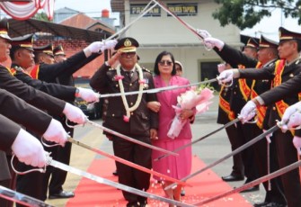 Purna Bakti AKBP (Purn) Bumbunan Lumbanraja. Bersama istri, usai melewati pedang pora, mantan Kabag SDM Polres Tapsel itu mengucapkan salam perpisahan ke Kapolres dan personel