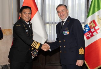 Pertemuan antara Kepala Staf Angkatan Laut (Kasal) Laksamana TNI Muhammad Ali dan Chief of Italian Navy Admiral Enrico Credendino.