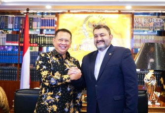 Bamsoet saat menerima Duta Besar Iran untuk Indonesia H.E. Mr. Mohammad Boroijerd, di Ruang Kerja Ketua MPR RI, Jakarta, Senin (6/11/23).