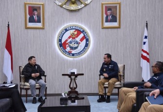 Kepala Bakamla RI Laksdya TNI Dr. Aan Kurnia saat menerima kunjungan Menteri  PPN/Kepala Bappenas Suharso Monoarfa, di Markas Besar Bakamla RI, Menteng, Jakarta Pusat, Kamis (30/03/2023).
