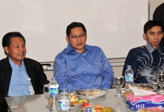 Zacky Antony saat foto bersama Anas Urbaningrum beberapa tahun silam.