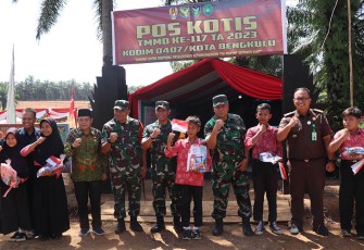 foto bersama dilokasi TMMD Reguler ke-177 Kodim 0407/Kota Bengkulu 