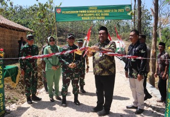Bupati Blora Arief Rohman dan Dandim 0721 Blora Letkol  Czi Yuli Hartanto meresmikan jembatan karya TMMD Sengkuyung tahap II.