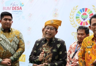Bupati Bintan Terima Penghargaan Lencana Bakti Desa Pertama dari Menteri Desa PDTT RI 