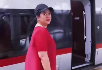 Ketua DPR RI Puan Maharani saat di Stasiun KCJB Halim pada Sabtu (2/12/2023).
