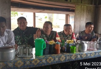 Suasana Personel Polsek SD Hole dan Koramil 04/SD Hole, ngopi bareng di depan Kantor Camat. Tak ayal, pegawai Kantor Camat SD Hole juga ikut membaur.