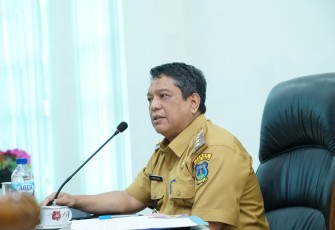 Asisten Administrasi Pemerintahan dan Kesra Drs. Bambang Sudaryono