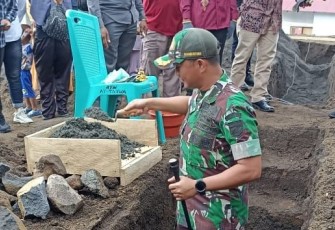Dandim 1310/Bitung saat meletakan batu pertama pembangunan Masjid di Relokasi Camp Pasar Tua.