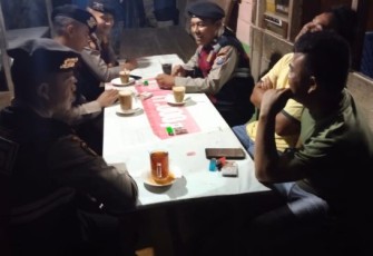 Personel Sat Samapta Polres Tapanuli Selatan (Tapsel) saat melakukan aksi sambang warga di Desa Pargarutan Baru, Kecamatan Angkola Timur.