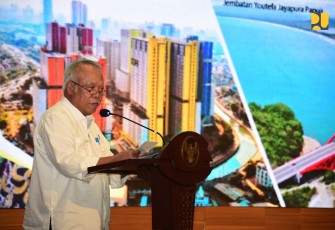 Menteri Basuki dalam acara Public Lecture Penerapan Prinsip Environment, Social, and Government (ESG) pada Penyediaan Infrastruktur PUPR dan Kolokium bagi Generasi Muda PUPR di Auditorium PUPR, Jakarta, Kamis (30/11/2023). 