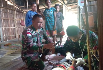 Satgas Yonif 310/KK Obati Warga di Perbatasan