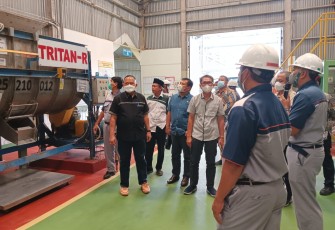 Komisi D DPRD Jawa Timur saat menunjungi lokasi pembuatan POC berbahan dasar limbah tetes tebu di PT Ajinomoto, kabupaten Mojokerto pada Jumat (10/3). 