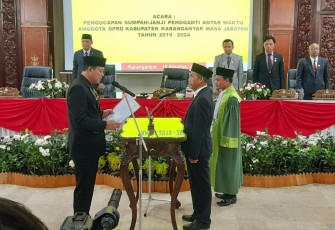 Prosesi pelantikan Rustam Junaedi sebagai PAW anggota DPRD Karanganyar masa jabatan 2019 - 2024, dalam Rapat Paripurna ke-16 di gedung DPRD Karanganyar, Jumat (18/8/2023)