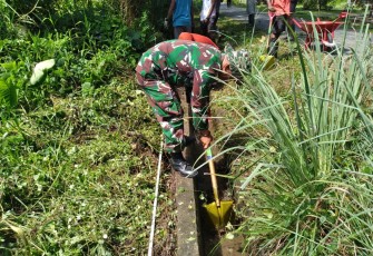 Babinsa Koramil 1710-07/Mapurujaya Bersama Warga Binaan Kerja Bakti Bersihkan Ruas Kanan Kiri Jalan dan Parit