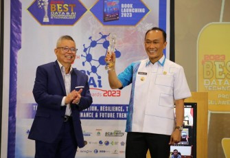 Pj Gubernur Sulbar, Prof Zudan Arif Fakrulloh bersama sejumlah pejabat kementerian menerima Apresiasi dan penghargaan DataGovAi Awards 2023  kategori Best Data dan AI Technology Untuk Wilayah Provinsi Sulawesi Barat sebagai pemimpin yang sukses mendorong dan mengispirasi Digital Transformasi