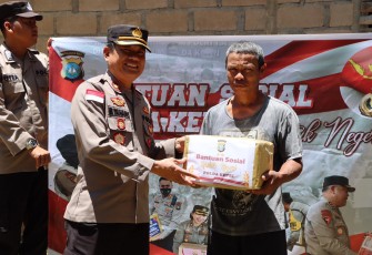 Polres Bintan saat Berikan Paket Sembako Bapokting Kepada Masyarakat Kurang Mampu