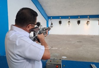 Wali Kota Bitung, Maurits Mantiri saat menjajal senapan FWB