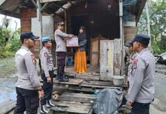Polsek Daik Lingga Salurkan Bantuan Sosial Kepada Masyarakat
