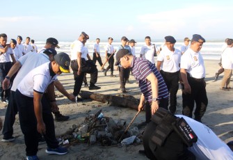 Olahraga Bersama dan Bersih-bersih Pantai Panjang 