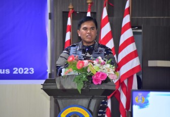 Kasal Laksamana TNI Muhammad Ali saat melaksanakan tatap muka dengan Prajurit TNI AL, di Lanal Balikpapan, Rabu (23/08).  