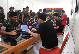 Anggota Kodim 0802/Ponorogo Lakukan Aktifasi Identitas Kependudukan Digital