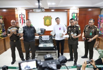 Tim Penyidik saat menerima Uang Sejumlah USD 2.021.000 dari Tersangka AQ dan Tersangka SR