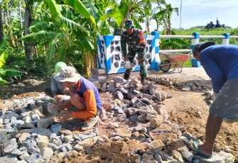 Babinsa Koramil Sawahan saat Bantu Pengerasan Jalan di Wilayah Binaan