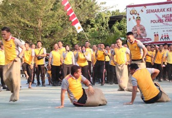 Anggota Polres Karanganyar sedang mengikuti lomba balap karung, di Lapangan Wirasatya Mapolres setempat, dalam rangka menyambut HUT RI ke-78.