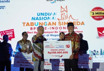 Penyerahan hadiah undian secara simbolis