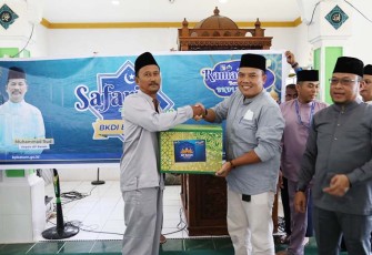 BP Batam saat Salurkan Bantuan Sosial Pembangunan Masjid Nurul Bahari di Pulau Akar