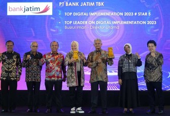 Dua penghargaan yang diraih tersebut yaitu sebagai Top Digital Implementation 2023 #star5 dan Top Leader on Digital Implementation 2023 yang diberikan kepada Direktur Utama Bank Jatim Busrul Iman, di Hotel Raffles Jakarta, Senin (4/11) malam.