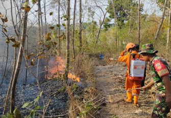 Babinsa saat turut sinergi memadamkan api