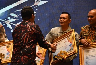 Penghargaan diterima oleh Kepala Bakamla RI Laksdya TNI Dr. Aan Kurnia yang diwakilkan oleh Kepala Biro Perencanaan dan Ortala Bakamla RI Laksma Bakamla Phundi Rusbandi dan Direktur Pelatihan Bakamla RI Laksma Bakamla Suwito.