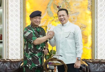 Bamsoet saat menerima Danseskoal Laksamana Muda TNI Yoos Suryono Hadi, di Jakarta, Senin (17/4/23).
